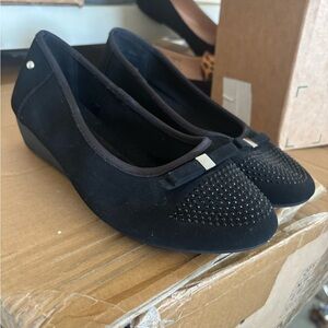 Elegant Black Women's Flats wide 9W CL Laundry brand